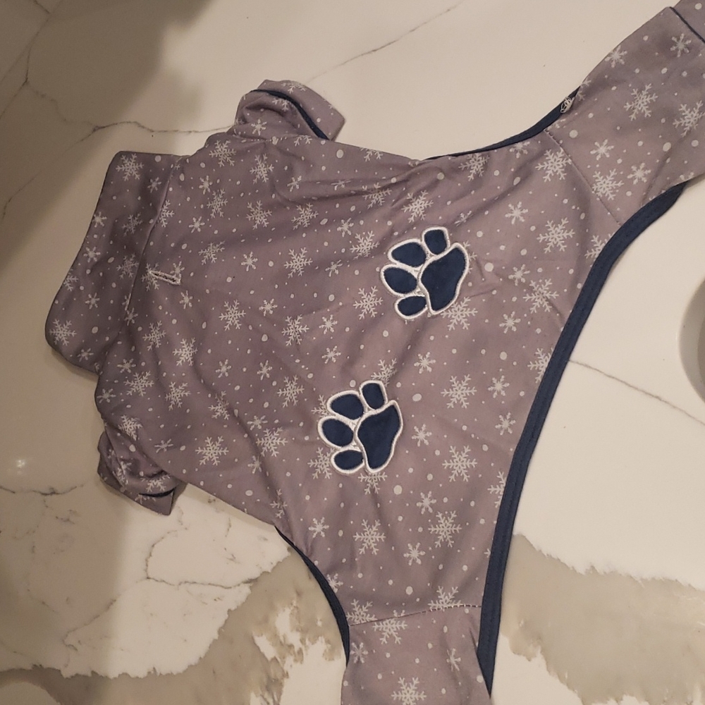Doggie onesy fits med 12-16  lbs